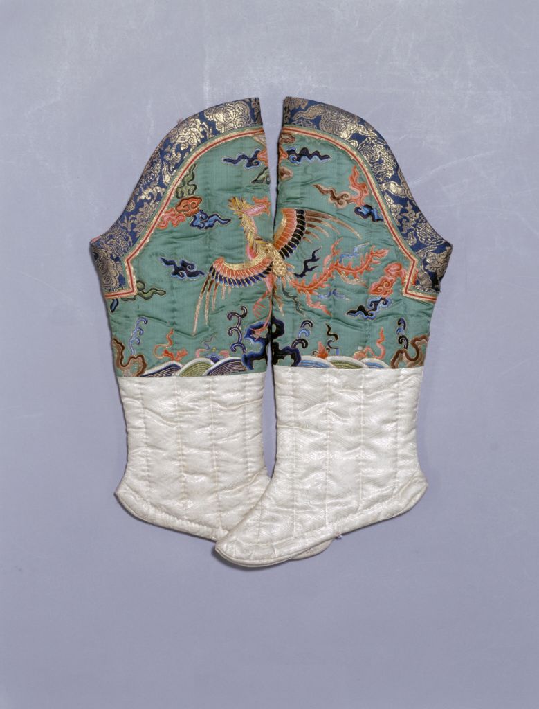 图片[1]-Light green silk embroidered phoenix cotton socks-China Archive